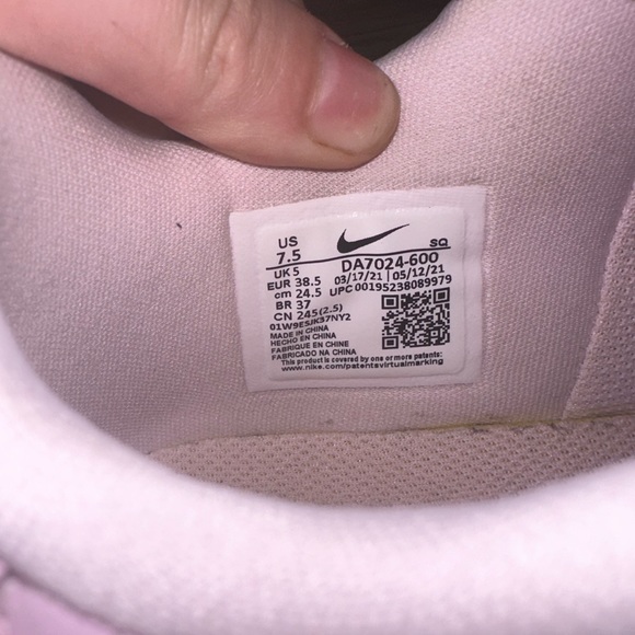 Barely worn like new. Pink Nike forces - Picture 6 of 6